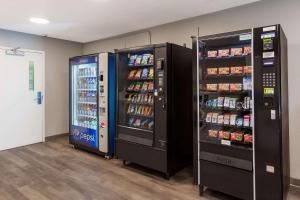 森特尼尔MainStay Suites Denver Tech Center的客房内的2台出售饮料的汽水自动售货机