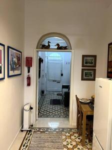 拉巴特Rabat Pied-a-terre的走廊上设有门,通往带桌子的房间
