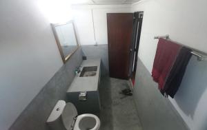 斯里曼加尔乌帕齐拉Oronner Din Ratri的一间带水槽、卫生间和镜子的浴室