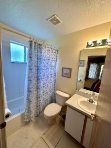 基西米Grand Holiday 3BR Resort Apartment near Disney Parks的一间带卫生间和水槽的浴室