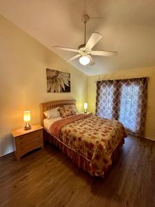 基西米Grand Holiday 3BR Resort Apartment near Disney Parks的一间卧室配有一张床和吊扇