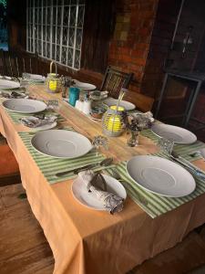 KabukuZamani za kale的一张长桌,上面有盘子和餐巾