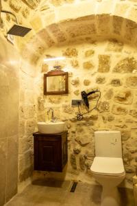 马尔丁ELYANS KONAĞI的石质浴室设有卫生间和水槽