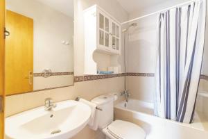 圣弗朗西斯科哈维尔Can Juan De S'Hereu的白色的浴室设有水槽和卫生间。