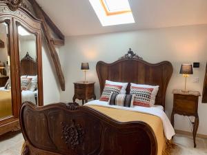 Saint-CybranetL'appartement du Pont de Cause的一间卧室配有一张带枕头的大型木制床。