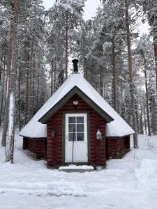 SonkaKenttäniemi Cottages的小屋设有雪盖屋顶