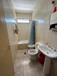 Las HerasMonoambiente lo de Carola Mendoza的一间带卫生间和水槽的浴室