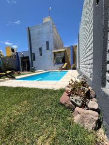 Las HerasMonoambiente lo de Carola Mendoza的庭院中带游泳池的房子