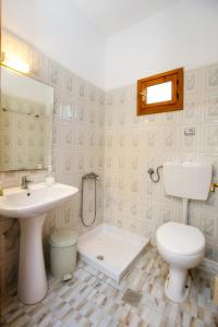 波托什Laskarina Onar Studios的浴室配有白色卫生间和盥洗盆。
