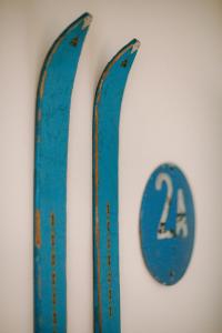 什切尔克Daj Spokój的挂在墙上的一双蓝色滑雪板