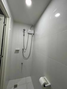 马尼拉Iza's Condo in Filinvest Alabang的带淋浴和卫生间的浴室