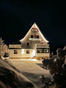 库罗阿尔滕堡Chalet Zugspitze的一个大房子晚上在雪中点燃