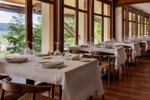 乌里佐拉-加兰讷米拉多德乌扎玛水疗酒店的用餐室设有桌椅和窗户。