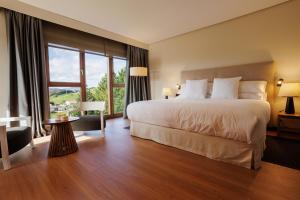 乌里佐拉-加兰讷米拉多德乌扎玛水疗酒店的一间卧室设有一张大床和一个大窗户