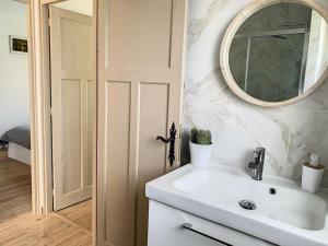 Le MeuxL'Ulmeusienne contemporaine的浴室设有白色水槽和镜子