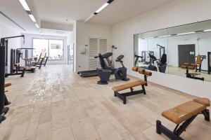 卡洛维诺里瓦滨海度假村 - CDS酒店的健身房设有跑步机和大镜子
