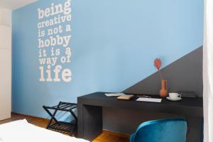 博洛尼亚Everyday Apartments Corte Petroni的一间卧室配有一张带蓝色墙壁的书桌