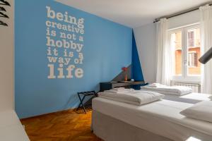 博洛尼亚Everyday Apartments Corte Petroni的蓝色墙壁客房的两张床