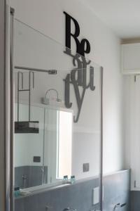 博洛尼亚Everyday Apartments Corte Petroni的浴室内水槽上方的镜子