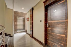 奥兰加巴德Hotel Deepali Executive的房屋内带木门的走廊