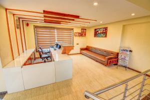奥兰加巴德Hotel Deepali Executive的一间配备有皮沙发和沙发的等候室