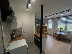 华沙Murano Apartaments Promenada studio的一个带水槽和桌子的厨房