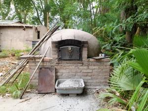 JunínCASA DE CAMPO LA MAGNOLIA的院子里带水槽的室外砖炉