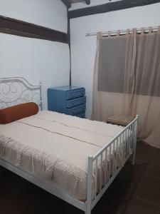 伊利亚贝拉Casa em Ilhabela的卧室配有白色的床和蓝色梳妆台