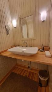 JörnHerrgård的浴室设有白色水槽和镜子
