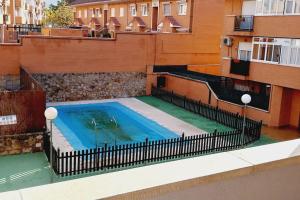 曼萨纳雷斯-埃尔雷亚尔Manzanares Getaway的建筑物一侧的游泳池