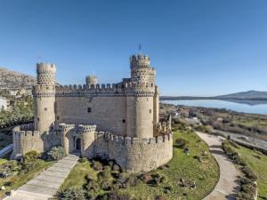 曼萨纳雷斯-埃尔雷亚尔Manzanares Getaway的山丘上城堡的空中景观