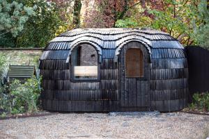 布鲁日B'Guest Sleep & Retreat的花园中带窗户的小木房子