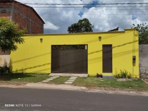 巴雷里尼亚斯Temporada Casa dos Paiva的街道边的黄色建筑