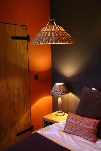 蒂嫩Nokernote的一间卧室配有一张床和一张桌子上的台灯
