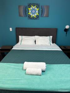 特鲁希略Dream Place Trujillo的床上有两条毛巾