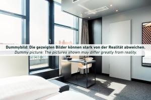 爱尔福特B&B Hotel Erfurt City-West的卧室配有一张床和一张桌子