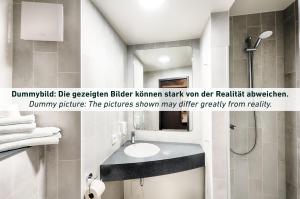 爱尔福特B&B Hotel Erfurt City-West的一间带水槽和淋浴的浴室
