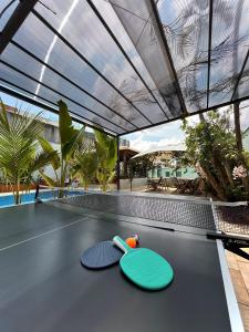 贝洛奥里藏特Éden Pampulha - Hotel Coworking的乒乓球桌上的两个乒乓球台