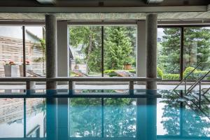 海利根布卢特大格洛克纳山国家公园酒店的享有房屋景致的游泳池