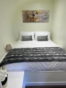 佩尼库克South Black Hill的卧室配有一张白色大床