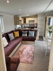 布莱克浦3 bedroom luxury caravan haven, marton mere的带沙发的客厅和厨房
