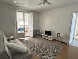 埃尔讷Maison Elne, 5 pièces, 10 personnes - FR-1-732-60的带沙发和电视的客厅