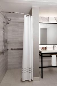 纽约纽约市中心万豪酒店的浴室配有淋浴帘和盥洗盆。