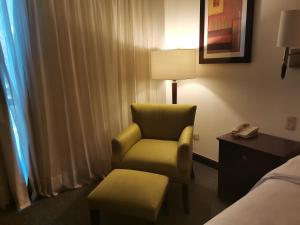蒙特雷蒙特雷谷度假酒店的酒店客房带椅子和灯