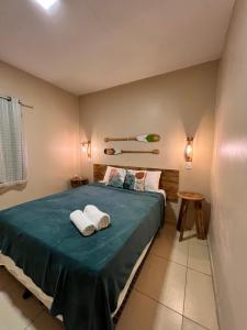 圣阿马鲁RECANTO DAS ÁGUAS VILLE的一间卧室配有一张床,上面有两条毛巾