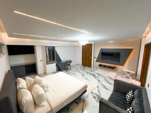 卡拉奇皇冠假日酒店的一间带床和电视的客厅