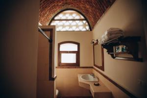 Az ZaytūnTzila Bahariya的一间带水槽和窗户的浴室