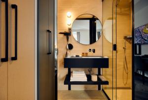 卢布尔雅那The Hotel Ljubljana的一间带水槽和镜子的浴室