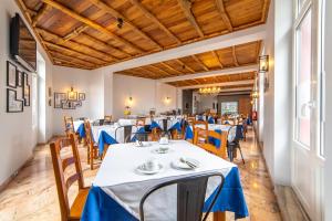 英雄港Hotel Monte Brasil的一间配备有蓝色桌椅的用餐室