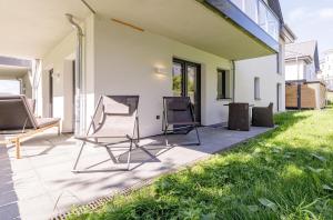 欧巴德伍斯图Seeluft an der Ostsee的房屋一侧带两把椅子的庭院